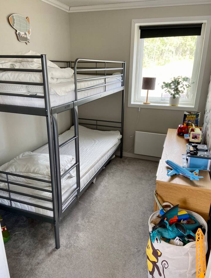 ამ ოთახში არის სათამაშოები, რომელთა დაქირავებაც შეგიძლიათ.