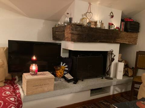 Spacious apartment with a fireplace in front of the slopes