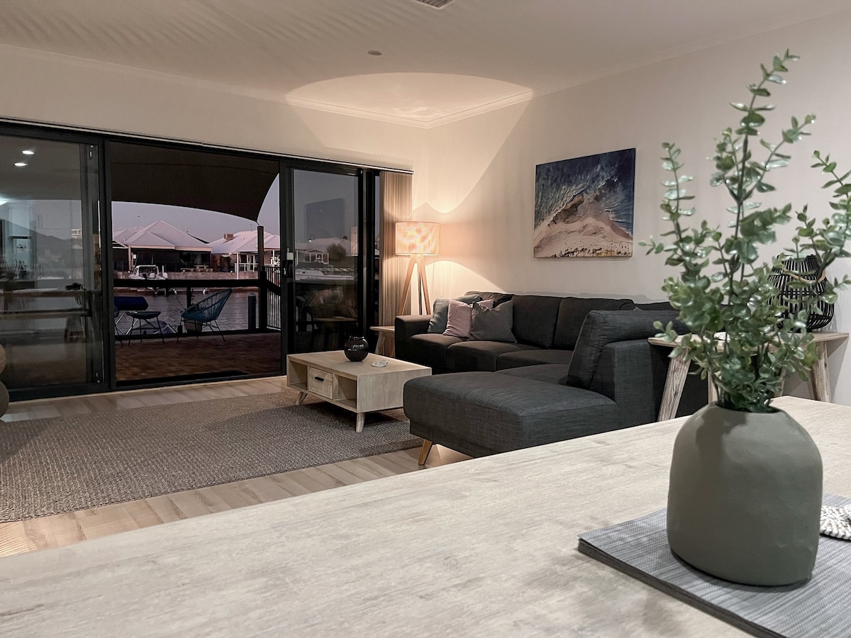 Propriété Airbnb réussie: Canal Vista - dolphins, swans and sun. à Halls Head