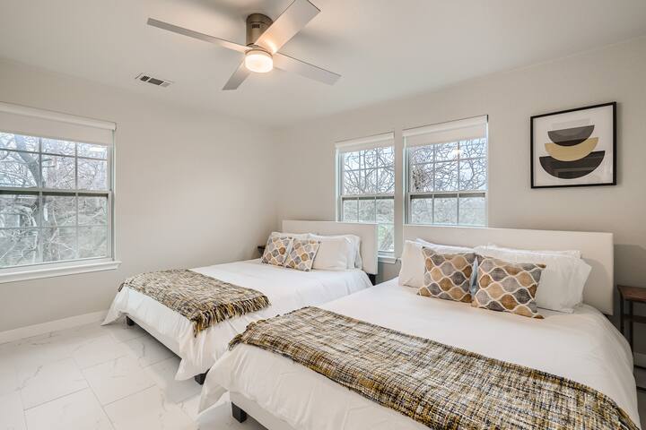 Chic 8BR Retreat+Central East Austin +Large Groups gallery image 3
