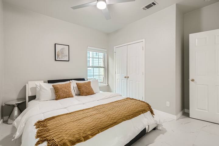 Chic 8BR Retreat+Central East Austin +Large Groups gallery image 4