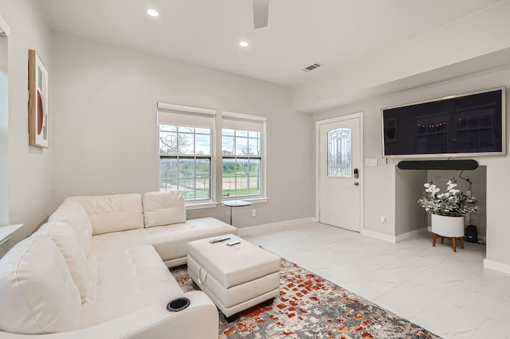 Chic 8BR Retreat+Central East Austin +Large Groups