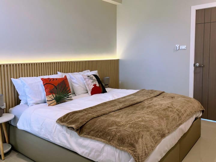 غرفة النوم الثالثة أصغر قليلاً مقارنة بالآخرين. ومع ذلك، لا يزال السرير بحجم كبير لراحتك. 