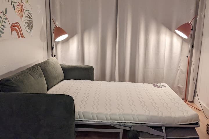 Нов разтегателен диван (легло 140x190).
Матраци Bulltex с подобрена пружина за  допълнителен комфорт. 