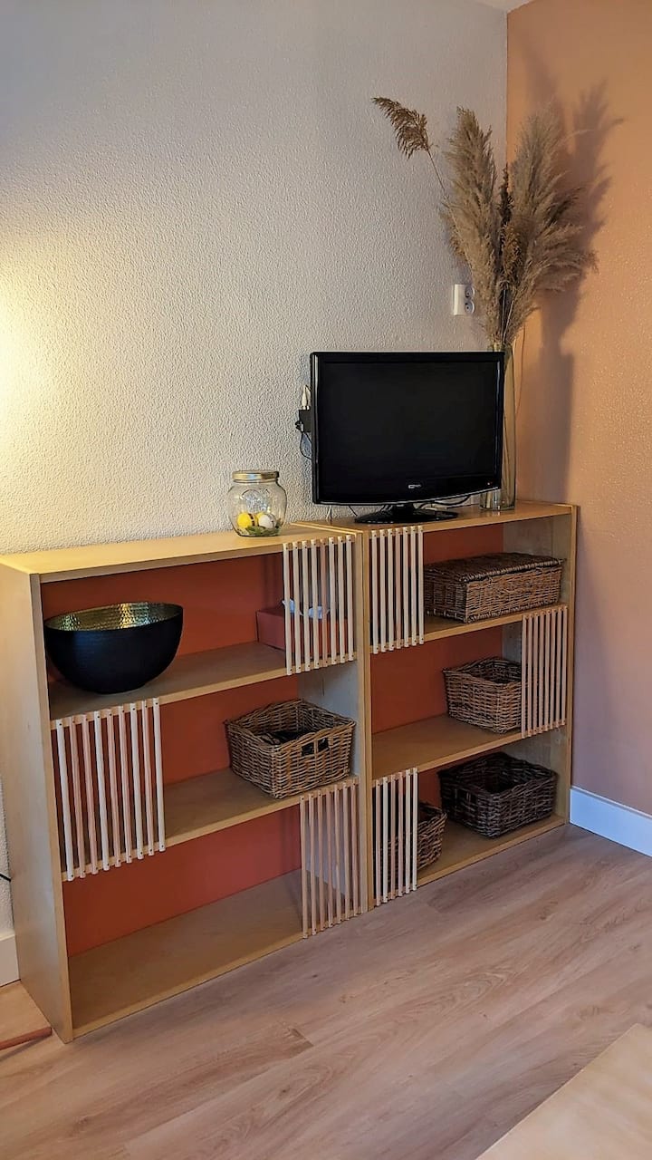 Множество места за съхранение. Мебели за съхранение. 
Мебели за съхранение. 
Телевизор със сателитна връзка. 
(TNT канал)