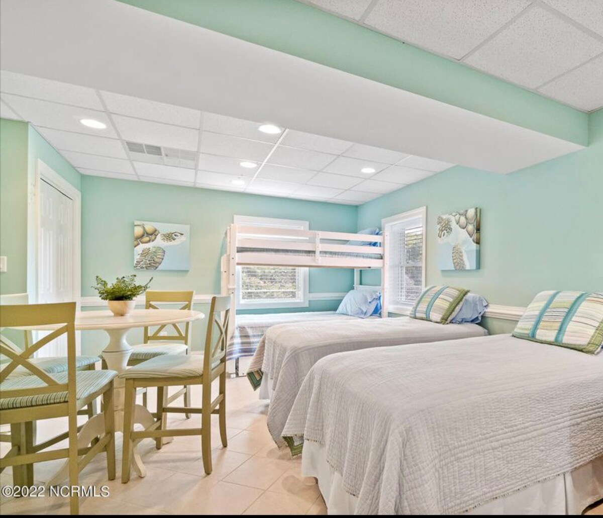 1 სართული საძინებელი ორსართულიანი საწოლებით გამოსაწევი ტრიუკით და 2 ერთადგილიანი საწოლი. მანეჟი კარადაში მატრასით