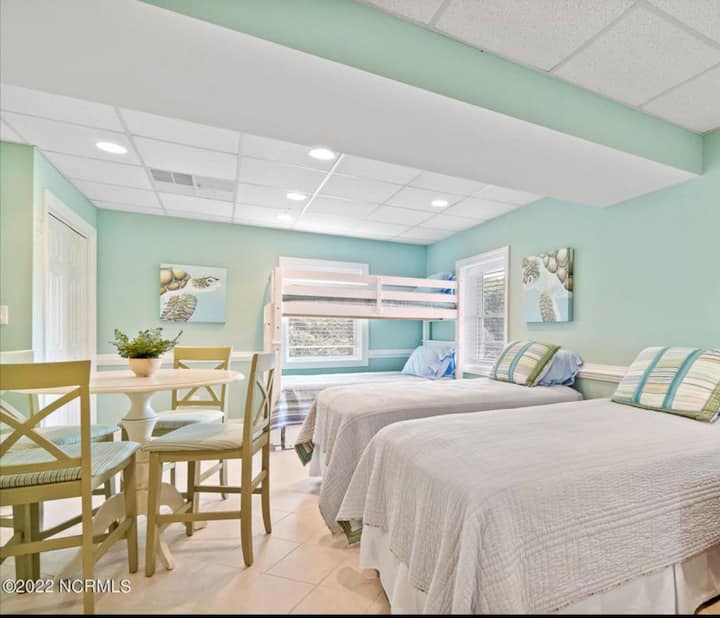 Dormitorio en el primer piso con literas con cama nido extraíble y 2 camas individuales individuales. Cuna en el armario con colchón.