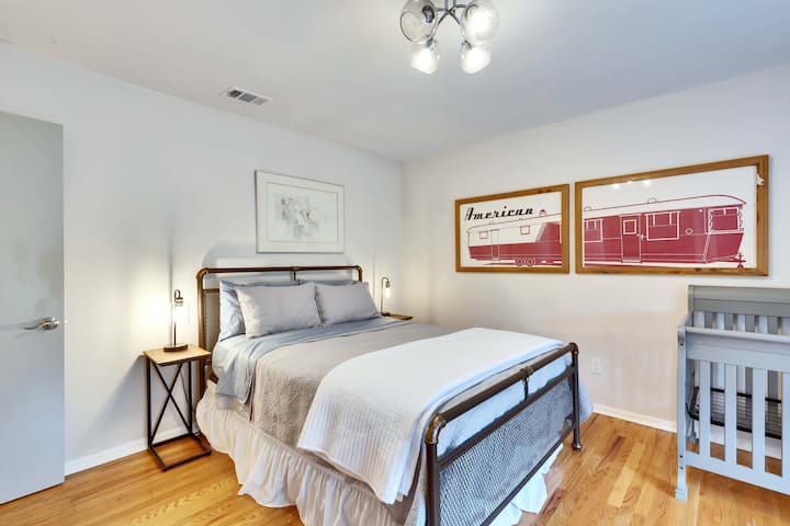 Chambre n °2 au rez-de-chaussée. Une belle reine confortable pour vous et un lit pour bébé si vous en avez besoin.