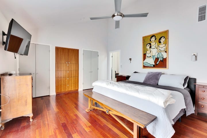 Chambre n °1, maître avec un lit King Size confortable et beaucoup d'espace dans le placard et le tiroir.