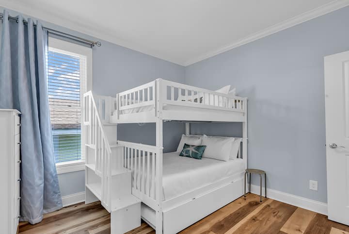 Two full-size beds. Sleeps either 1 adult on the bottom bunk (only - no adults on top bunk) + 1 adult on the trundle bed, or 1-4 children as follows:
- 1 child on top bunk
- up to 2 children on bottom bunk
- 1 child on trundle bed