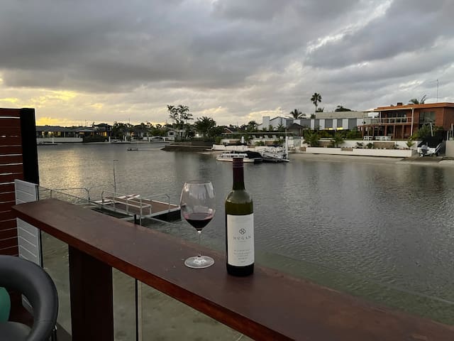 Luxurious waterfront property