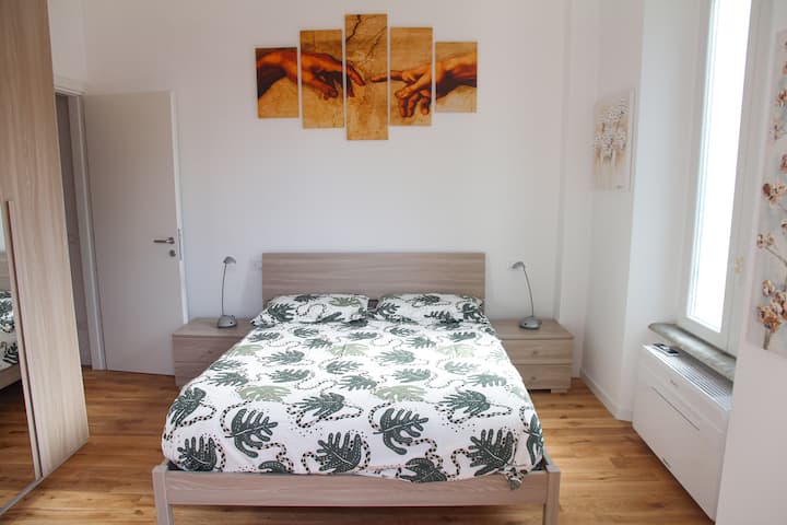 Თანამედროვე საძინებელი ორადგილიანი საწოლით (სიგანით 160 სმ) და დიდი გარდერობით.