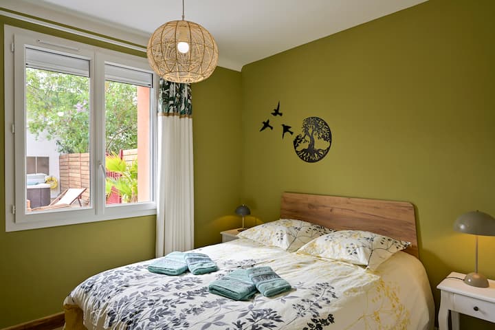 Pleine lune - Chambre côté jardin en rez-de-chaussée avec literie neuve et de haute qualité. Lit 2 places 140/190.
Photo Richard Storchi