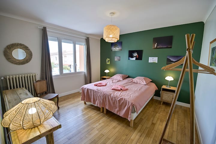L'uni-Vert - Très grande chambre côté rue au 1er étage avec literie neuve et de haute qualité. Lit 2 places 180/200.
Photo Richard Storchi