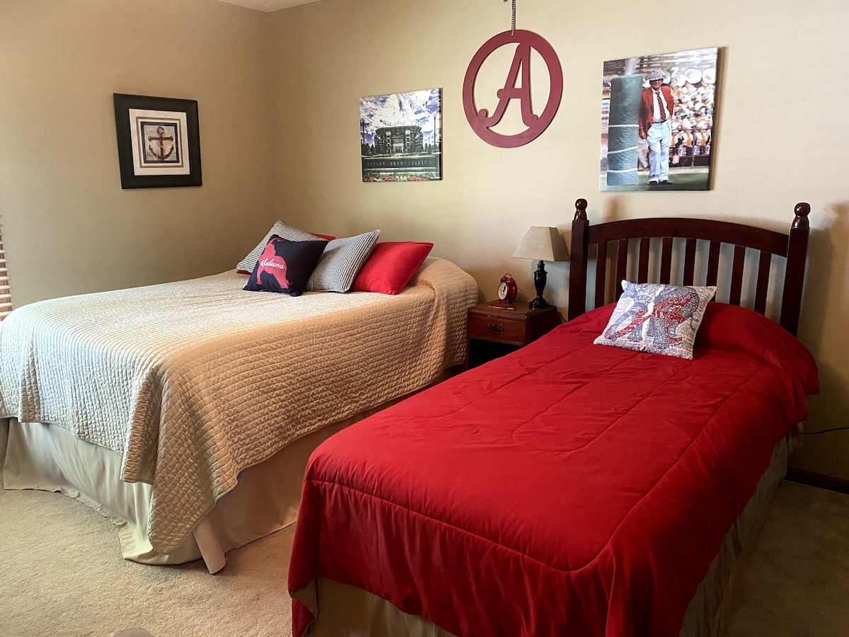 Спалнята разполага с легло в пълен размер и с двойно легло и баня. Също така има пълен гардероб и скрин.