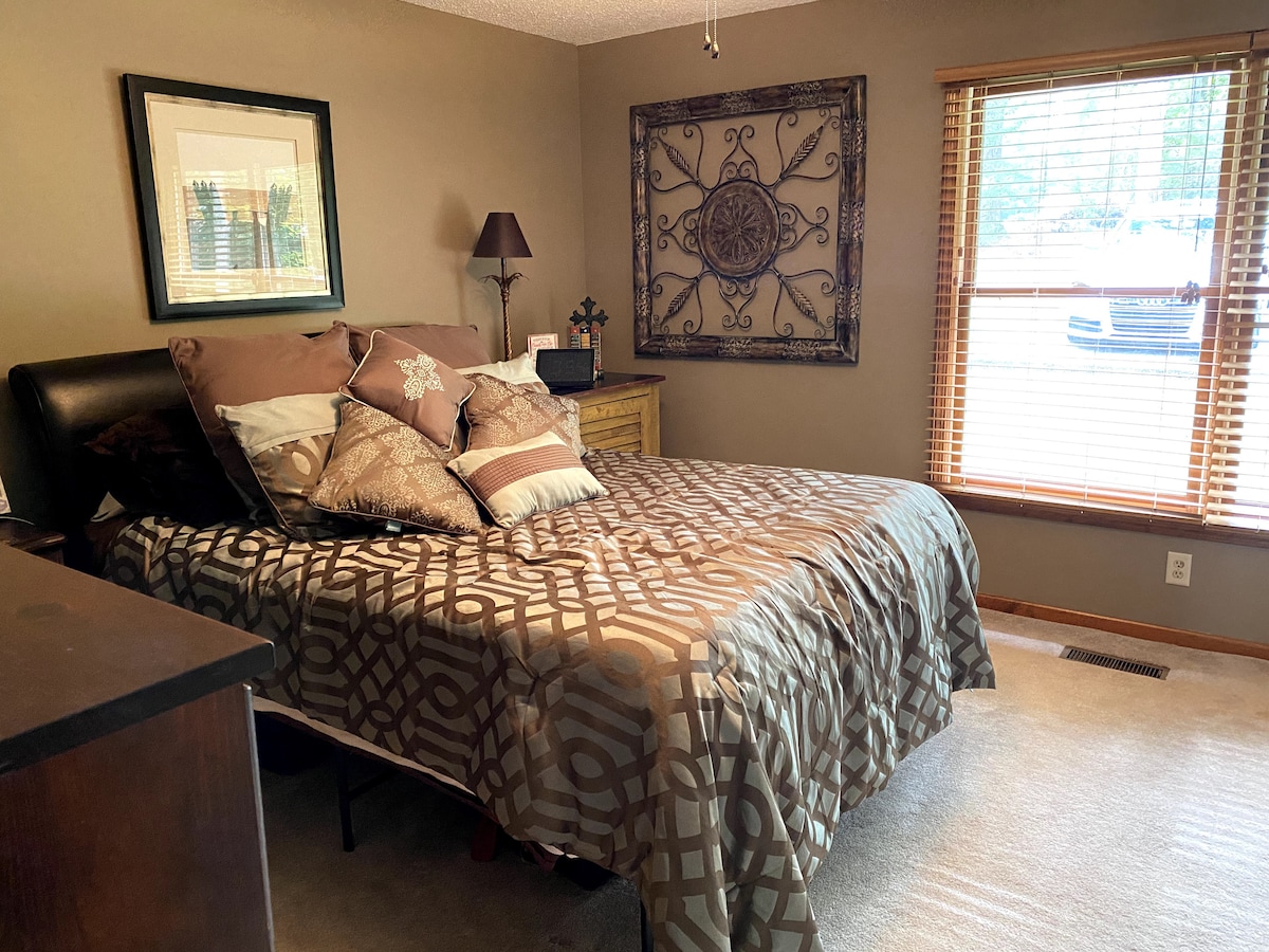 Спалнята разполага с двойно легло и прилежаща баня.