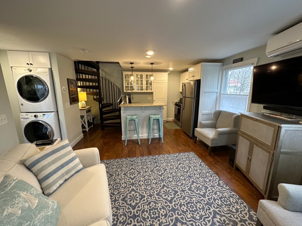 Top Airbnb: Charming 1 Bedroom with Private Den & 1.5 baths in Provincetown