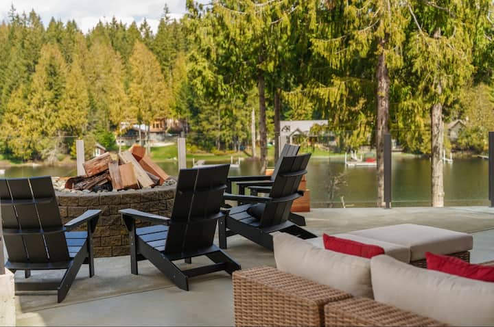 Lakefront Luxury Home w/Private Dock & Hot Tub