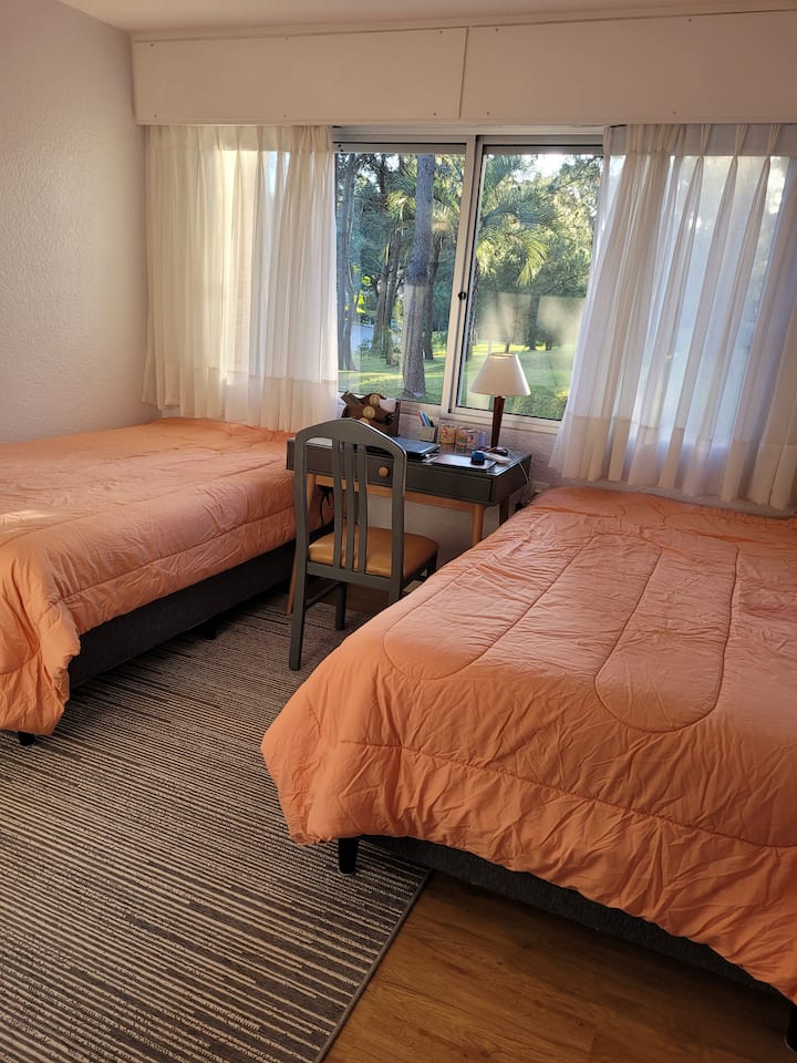 2 спални с 2 легла plaza 1/2 y бюро и климатик