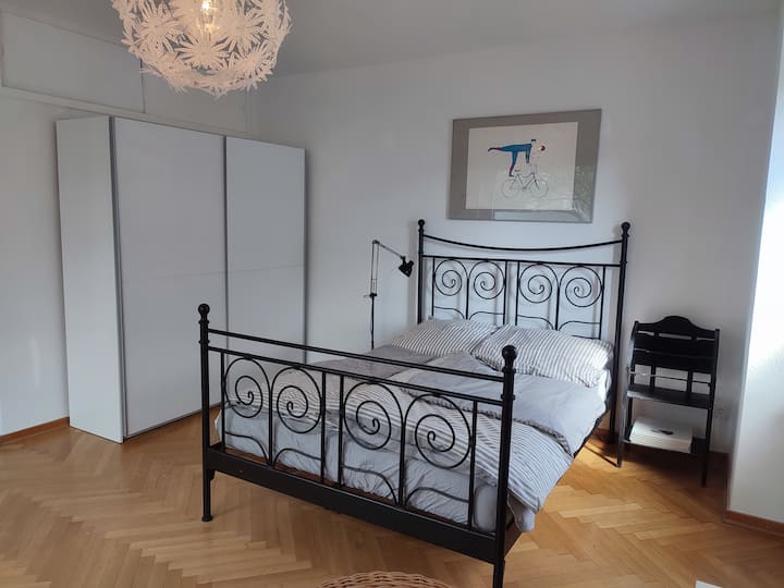 חדר שינה 1: מיטה 1.40 מ' x 2.00 מ'