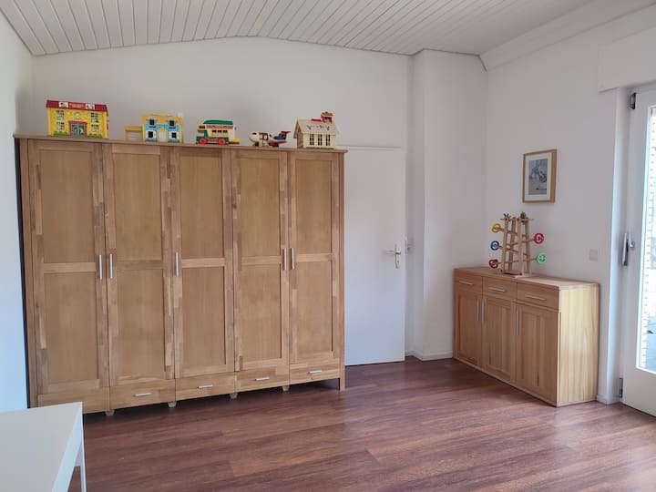 שפע של מקום אחסון, צעצועים ויציאה ישירה לגינה הגדולה!