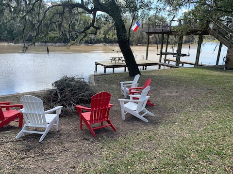 Family Fun Home on the River: Dogs Welcome