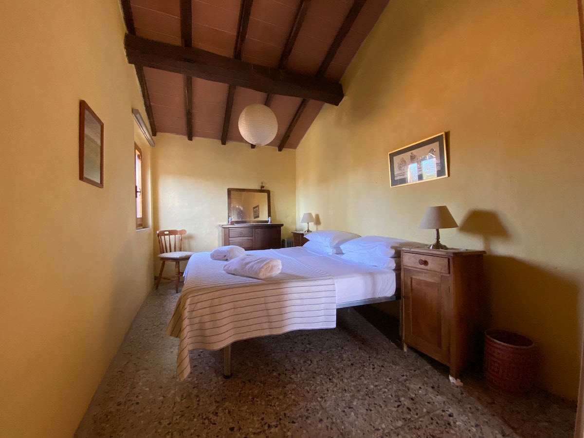 Here set up as a double (king size), this room can also be a twin bedroom.