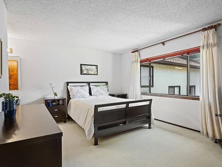 Това е спалня номер 2 на горния етаж с изглед към двора 