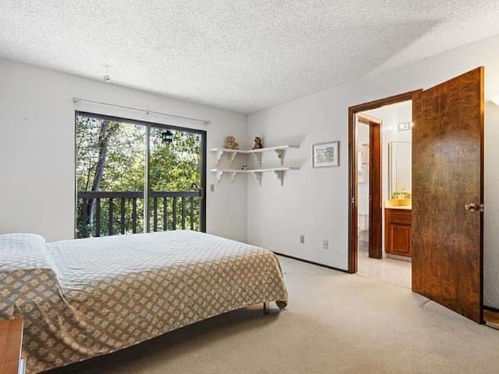 Това е спалня №1 на горния етаж с изглед към детската площадка. (Съжаляваме за неудобството, но зоната на балкона е затворена до по - нататъшни конструкции)