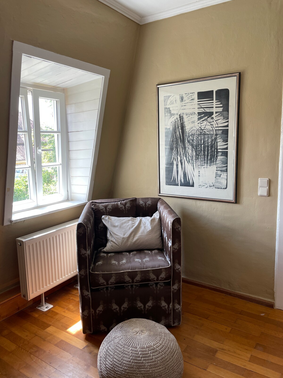 ห้องนอนเล็กห้องที่สองพร้อมเตียงเดี่ยวที่สามารถใช้เป็นโซฟากลางวันได้