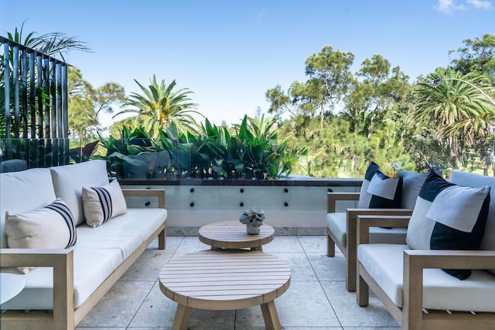 Luxurious penthouse-park, Golf Course, ocean views gallery image 3