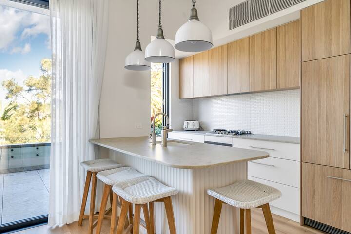 Luxurious penthouse-park, Golf Course, ocean views gallery image 4