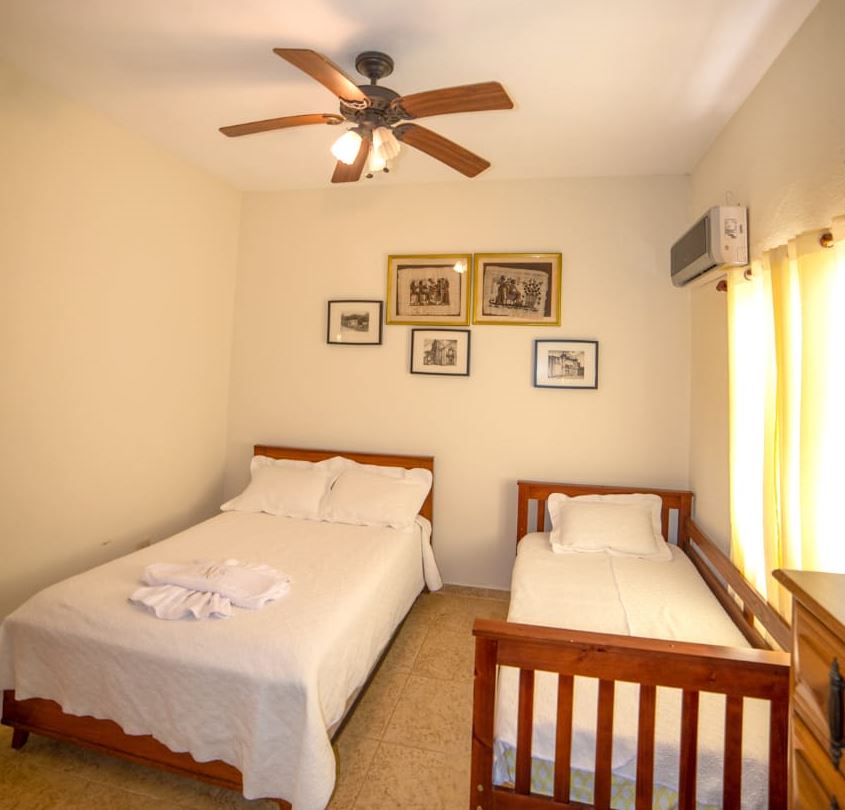 二楼可容纳3人。 配有空调、吊扇和独立卫生间。