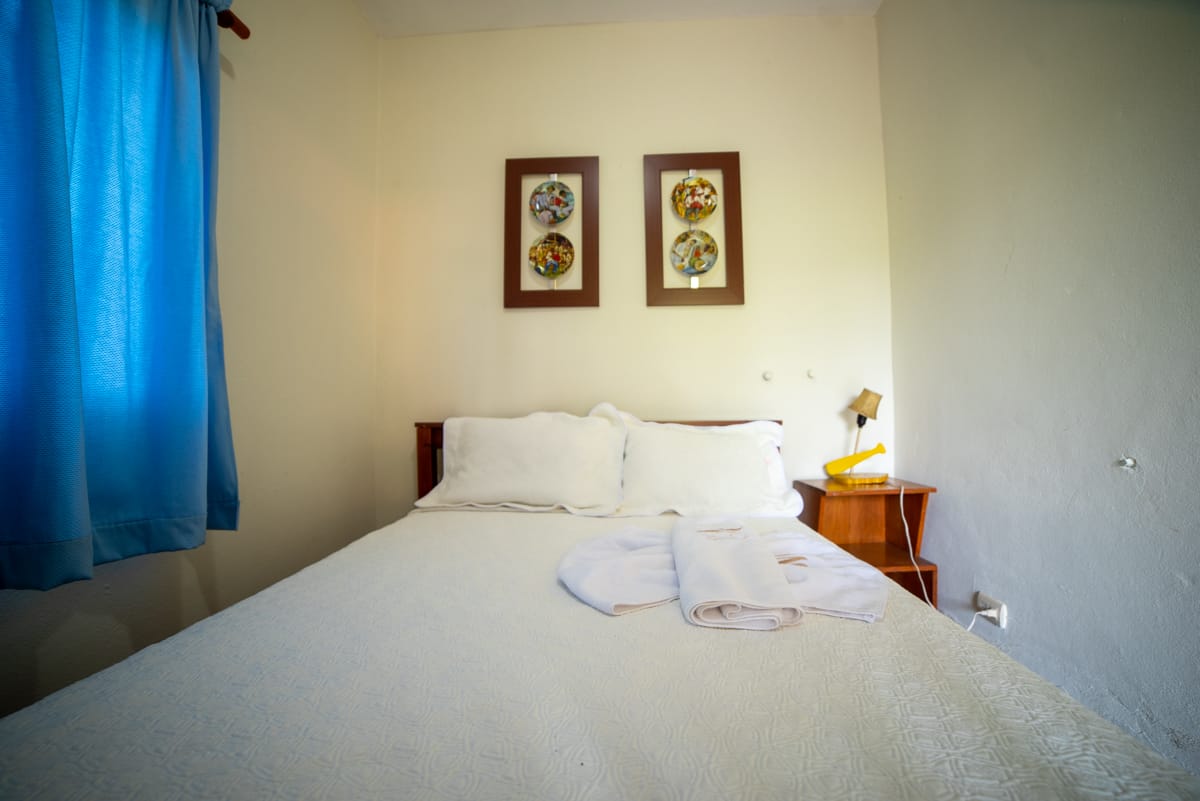 一楼可供两人入住，配有抽屉，可存放衣服、空调和私人浴室。