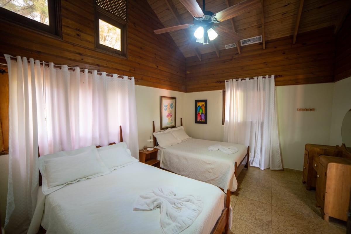 三楼可容纳4人。 吊扇和独立卫生间