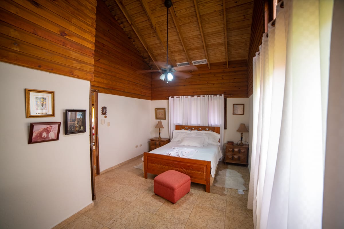 主卧位于三楼，配有吊扇和独立卫生间。