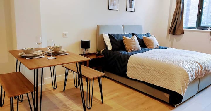Cama, mesa de comedor, sala de estar