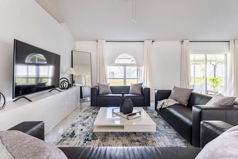 Luxury Winter Garden Getaway Near Disney and Parks