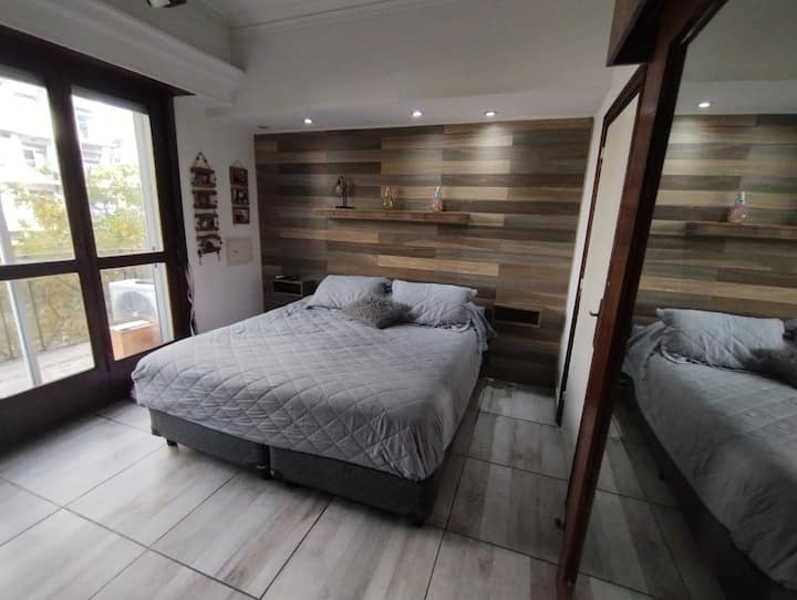 Ორადგილიანი საწოლი 2 ადგილიანი ცხელი/ცივი კონდიციონერით, ვენტილატორით და 85 დიუმიანი სმარტ-ტელევიზორით