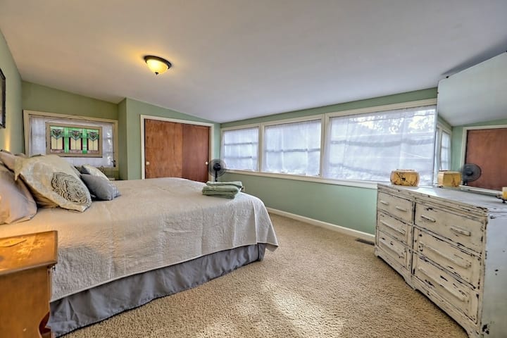 dhoma e gjumit 1 me krevat dopio "King", komodinë, dollap, tavolinë pune 