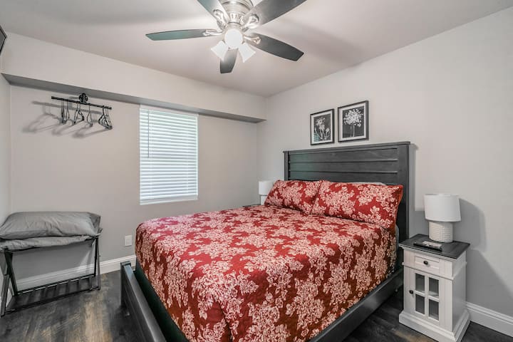 Primer dormitorio con cama tamaño Queen.