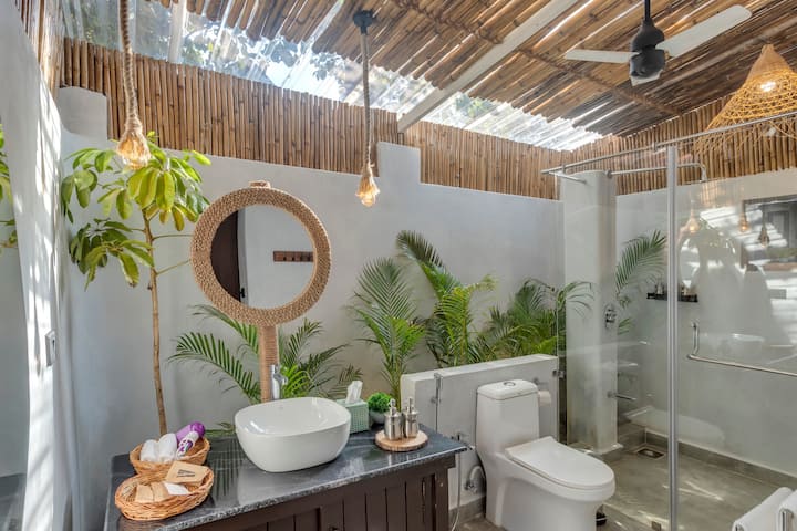 Full bathroom image 3
