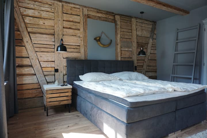 כל חדרי השינה – כאן "הרנזימר" מעוצבים בנפרד ויש להם טלוויזיה משלהם.