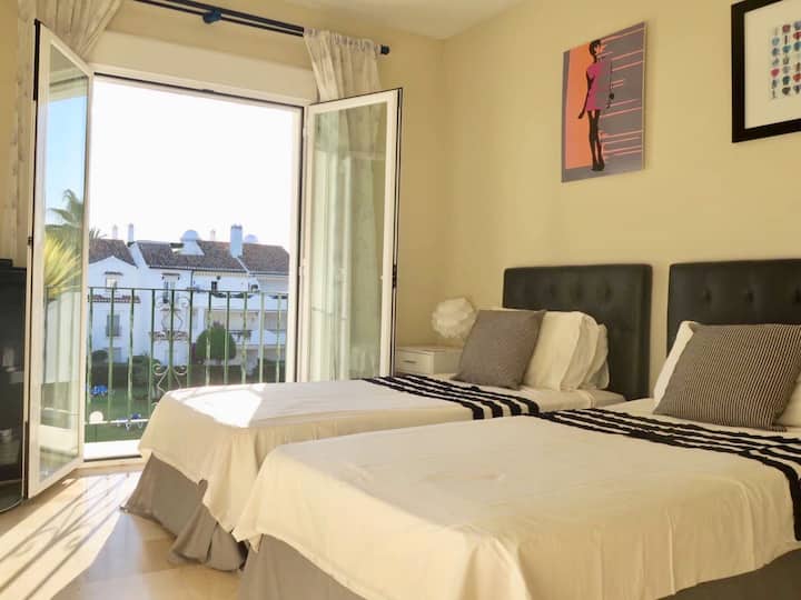 Spálňa s oddelenými posteľami a francúzskymi francúzskymi dverami s dvojitým zasklením na balkón Juliette s výhľadom na vyhrievaný bazén. Stiahnite okenice na noc. Dostatok vstavaných skriniek a zásuviek . Táto spálňa má veľkú kúpeľňu hneď vedľa. 