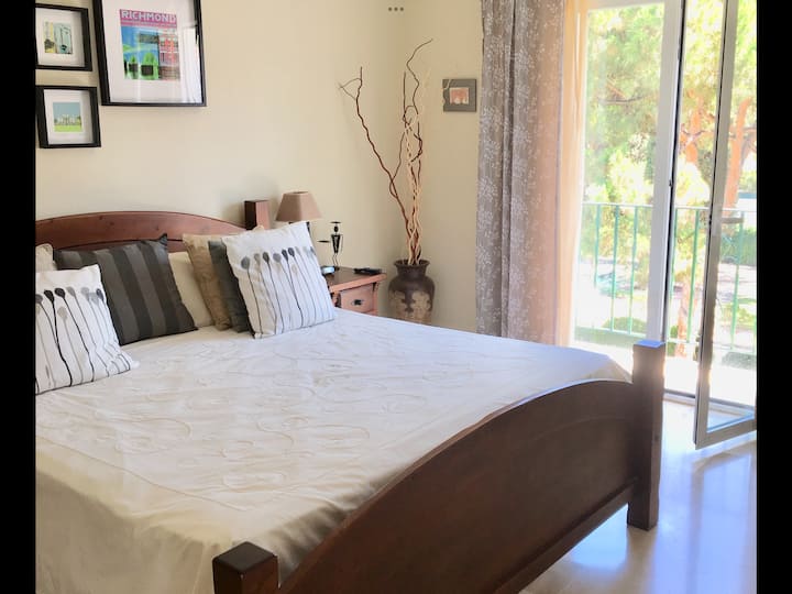 Veľká hlavná spálňa s vlastnou kúpeľňou a 6 stôp posteľou, vybavenými skriňami , trezorom a zásuvkami . Francúzske dvere na balkón Juliette s dvojitými zasklenými dverami s výhľadom na záhrady a centrálnu fontánu a vodné cesty. Stiahnite okenice na noc. 