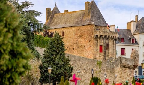 House in the heart of the Hennebont ramparts near the sea