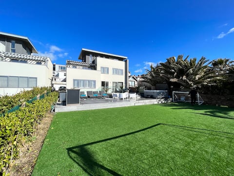 Luxury 4 bed sea view with hot tub / games room