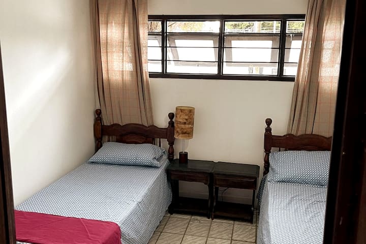 Soba 2 - Soba s dva kreveta za jednu osobu, stropnim ventilatorom.