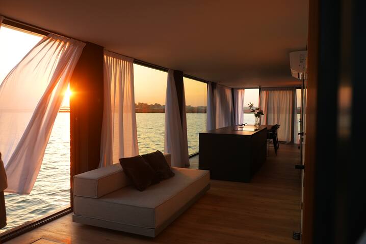 AQVA The Exclusive Houseboat Venice gallery image 4