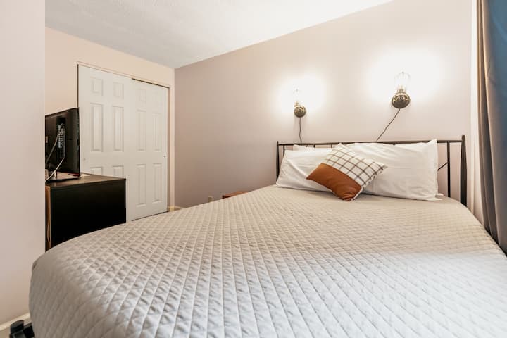 Scopri un letto matrimoniale, un bagno e una sauna al piano inferiore, il tutto contribuendo a una fuga davvero indulgente.